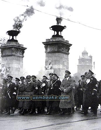 Adolf Hitler Ludwigsbrcke Mnchen; November 1935; Adolf Hitler at the inauguration of the rebuild of Ludwigsbrcke in Munich